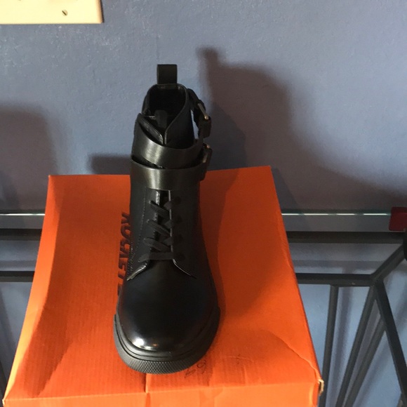 Shoe - Picture 4 of 5